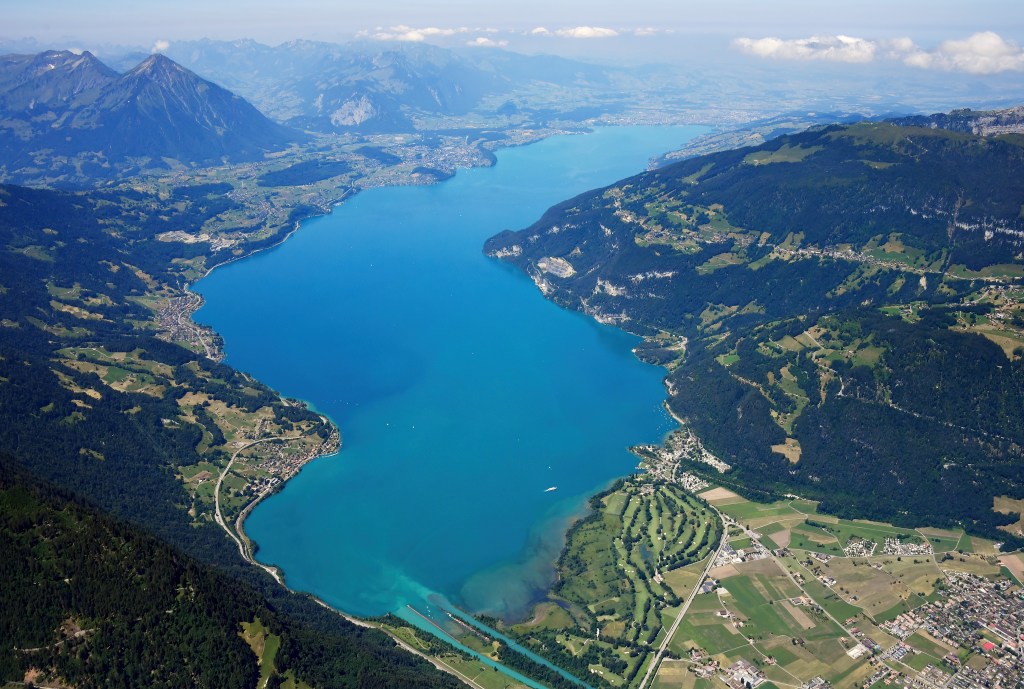 Aerial image of Lake Thun (view from the east)